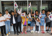 (포토) 아이들도 태극기 들고 “광복절” 축하